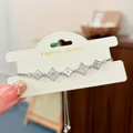 Detalle macro de pulsera trébol plateada con nácar blanco y circonitas microengastadas - Plateado
