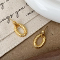 Elegante goldene gehämmerte ovale Ohrringe mit unregelmäßiger Textur auf Canvas-Hintergrund - Ovaler Stil (A-1187)