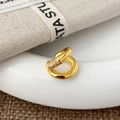 Dettaglio di un earcuff minimalista dorato con pietre di zirconia micro-pavimentate lucide - Ear Cuff Doppio Strato Dorato (A-1867)
