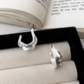Detailopname van zilveren oorbellen met lavatextuur in een luxe sieradendoosje - Onregelmatige Lavastijl (A-1343) / Zilver