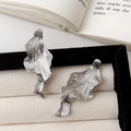 Detailopname van zilveren onregelmatige geplooide oorbellen met geborstelde textuur - Onregelmatige Gegolfde Geplooide Stijl (A-1596) / Zilver