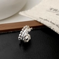 Dettaglio macro di anello in argento multistrato con trame a perline e corda intrecciata - Ear Cuff Argento (A-1808)