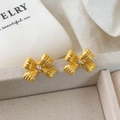 Dettaglio degli orecchini a fiocco dorati con finitura testurizzata e zircone marquise - Stile Fiocco a Righe Con Zirconia (A-666)