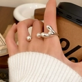 Künstlerischer flüssiger Metall Silberring mit Kugeldesign im Lifestyle-Szenario - Silberner Doppel-Finger-Stil (C-238)
