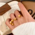 Minimalistisches Set aus goldenen Tropfenringen für Damen, am Kaffeebecher getragen - Goldener Doppel-Finger-Stil (C-238)