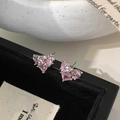 Dettaglio di orecchino a cuore rosa con fiocco argento su base di velluto nero - Orecchini a Bottone con Fiocco a Cuore in Zircone Rosa Argentato (A-1862)