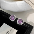 Primo piano di orecchini a lobo in argento con zircone viola e halo di diamanti - Orecchini a Bottone in Zircone Viola (A-196)