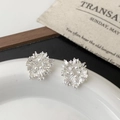 Dettaglio di orecchini a lobo a forma di fuoco d'artificio con cristalli e perle - Stile Fiore Starburst in Zirconia e Perla (A-1521)
