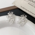 Macro di orecchini a perno in argento a forma di stella con cristalli scintillanti - Stile Starburst in Zirconia Totale (A-982)