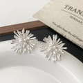 Dettaglio di orecchini a fuoco d'artificio argento con perle e zirconi a marquise - Stile Starburst Fuochi d'Artificio con Perla (A-269)
