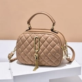 Bolso bandolera beige acolchado con rombos, detalles dorados y colgante de borla - Caqui