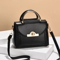 Elegante schwarze Handtasche aus Leder mit goldenem Griff und gewebten Details - Schwarz
