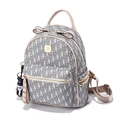 Mini sac à dos beige avec motif monogramme gris, nœud en cuir et porte-clés ours - Gris Petit