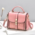 Bolso acolchado rosa con herrajes dorados sobre un soporte geométrico blanco - Rosa
