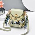 Mini borsa a tracolla verde chiaro con motivo a scacchi e manico decorato con foulard - Verde