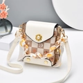 Mini borsa a tracolla a quadri con motivi a gatto e fibbia floreale di perle - Bianco Sporco