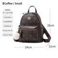 Brauner Kunstlederrucksack mit M-Buchstaben-Prints und weißem Plüsch-Anhänger - Kaffee Klein