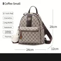 Mochila pequeña marrón café con estampado de monograma y pompón blanco 24x12x28cm - Café Pequeño