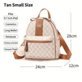 Mini mochila beige con estampado de logotipos, ribete marrón y pompón blanco, de 28x24cm - Amarillo Tierra Pequeño