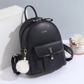 Mochila de mujer en cuero negro con herrajes dorados y pompón blanco decorativo - Pequeño / Negro
