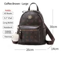Großer kaffeebrauner Rucksack mit Monogramm-Muster und flauschigem Ballanhänger - Kaffee Groß