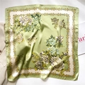 Détail d'un foulard en satin soyeux avec imprimés de pivoines et bordure dorée - 70x70cm / FJ665-1 Vert Herbe