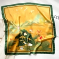 Seidenquadrattuch mit Lotus- und Kranichmuster und grünem Saum im orientalischen Stil - Gelber Lotus-Kranich (FJ661-1) / 70x70cm