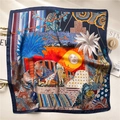 Elegante zijden vierkante sjaal met exotische zon, tijger en bladmotieven in donkerblauw - 70x70cm / Veelkleurige Artistieke Illustratie (FJ663-1)