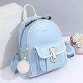 Mini sac à dos en similicuir bleu clair avec bordure blanche, nœud noir et pompon perle - Petit / Bleu