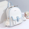 Sac à dos chic en cuir blanc avec bordure bleue, nœud noir et pendentif boule peluche - Petit / Blanc