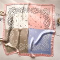 Detailansicht eines Seidenquadrats mit Paisley-Mustern und vierfarbigem Satin-Blockdesign - Rosa-Violetter Paisley-Stil (FJ669-2) / 70x70cm