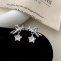 Zilveren strik oorbellen met ster hangers op zwart fluwelen sieraden display - Boog Ster Zirconia Stijl (A-1849)