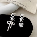Elegante asymmetrische zilveren oorbellen met strik en hartvormige zirkoon detail - Asymmetrische Boog Hart Zirconia Stijl (A-1848)