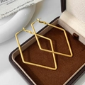 Macro-opname van grote gouden geometrische ruitvormige oorbellen met matte afwerking - Gouden Grote Ruit Oorbellen (A-1595)