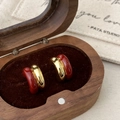 Detail von roten Emaille- und Gold-Ohrringen auf einer edlen Schmuckschatulle - Gold Ancora Rot Tropföl (A-1076)