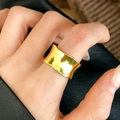 Detailansicht eines breiten, konkaven, goldfarbenen Rings mit spiegelpolierter Oberfläche - Konkave Oberfläche Stil (C-182) / Gold