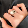 Polierter silberner Ring mit unregelmäßiger Wellenform und modernem minimalistischem Glanz - Unregelmäßiger Wellenstil (C-27) / Silber