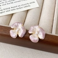 Detail van paarse emaille bloemoorbellen met parel op een vintage sieradendoosje - Paarse Bloem Stijl (A-156)