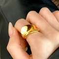 Minimalistischer goldener unregelmäßiger breiter Ring mit glänzender Lava-Textur - Unregelmäßiger Wellenstil (C-27) / Gold