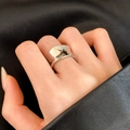 Makroansicht minimalistischer silberner breiter Ring mit polierter Hohlwölbung - Konkave Oberfläche Stil (C-182) / Silber