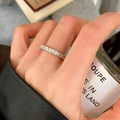 Dettaglio anello eternity con zirconi a taglio rettangolare e montatura in argento - C-339-Anello Aperto Eternity Band Argento Sterling S925