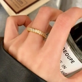 Anello elegante placcato oro con zirconi quadrati incastonati a onda per donna - C-339-Anello Aperto Eternity Band Oro Bordo Ondulato