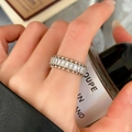 Dettaglio anello in argento con zirconi a taglio baguette e bordi vintage incisi - C-50-Anello Aperto Zirconia Argento