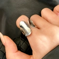 Anello aperto asimmetrico in metallo liquido argento con finitura lucida su pelle - Stile Ovale Ondulato (C-97) / Argento