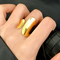 Anello aperto asimmetrico in oro minimalista con finitura a specchio ovale irregolare - Stile Ovale Ondulato (C-97) / Oro