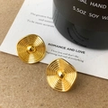 Detailansicht goldener Metallohrringe mit Spiralstruktur und zentraler Perle im Vintage-Stil - Unregelmäßige Runde Scheibe Radiale Textur Gold (A-1424)