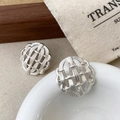 Dettaglio degli orecchini a sfera intrecciata argento con trama metallica traforata - Stile Argento (A-1127-银色)