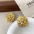 Dettaglio degli orecchini a perno intrecciati in oro opaco con texture in metallo spazzolato - Stile Oro (A-1127-金色)