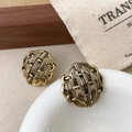 Dettaglio macro di orecchini vintage dorati con trama intrecciata a cesto - Stile Oro Antico (A-1127-古金)