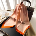 Minimalistisches gestreiftes Seidentuch in Orange und Weiß auf einer Lederhandtasche - Orange Geometrischer Streifen (FJ599-9)